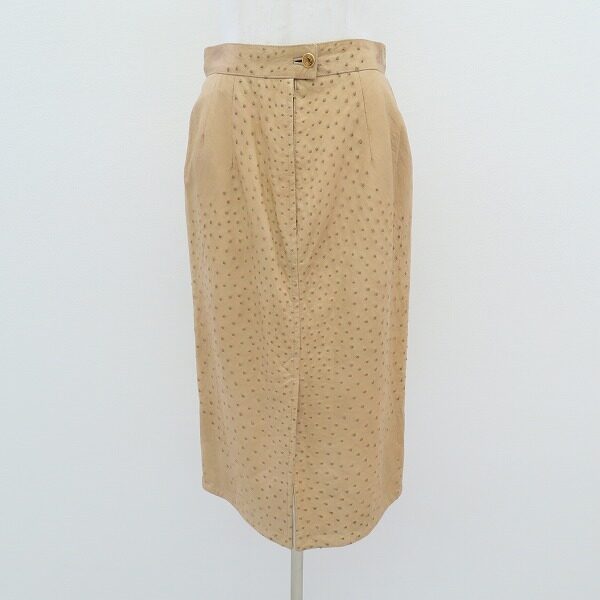 エルメスのスカートを買取しました！ ベージュ オーストリッチ セリエボタン