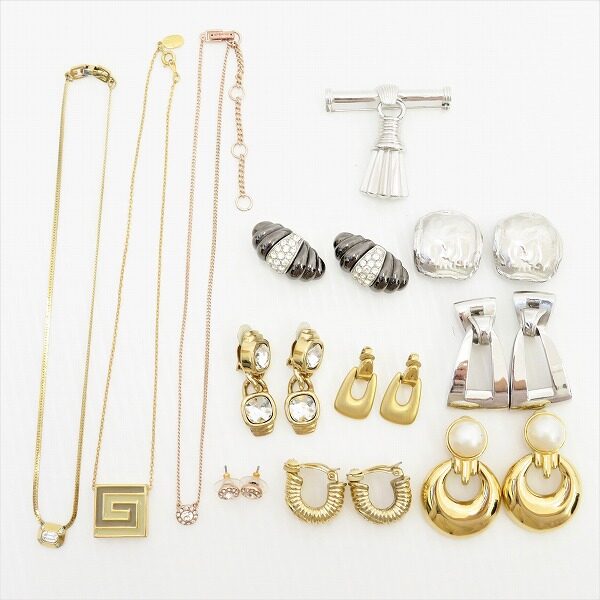 インパクトを出したい時にも!GIVENCHY まとめ売り メッキアクセサリー 12点を買取しました