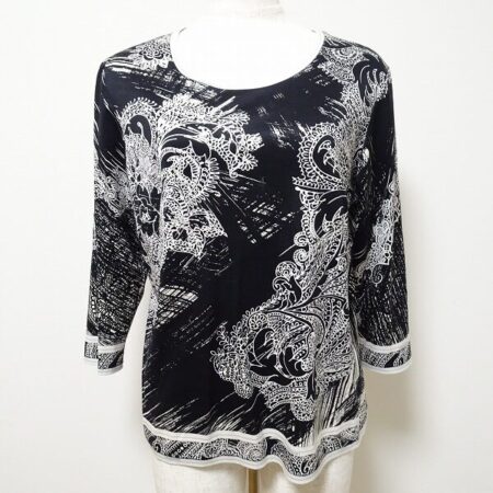 首元の優しい空き具合も素敵なレオナールのトップスを買取しました