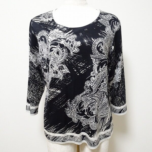 首元の優しい空き具合も素敵なレオナールのトップスを買取しました