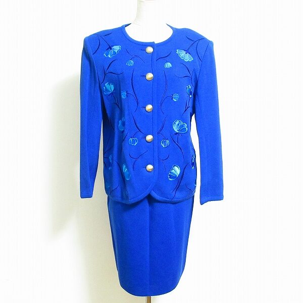 青と金ボタンの豪華さがいい！イヴサンローランのセットアップ