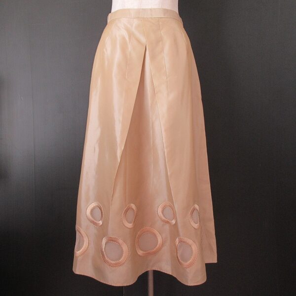 ベージュと光沢が素敵なヒロコビスのスカートを買取しました