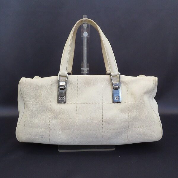 アイボリーで爽やかに持てる シャネルのハンドバッグを買取しました