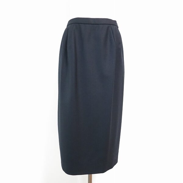 タイトな雰囲気に引き込まれる レリアンのスカートを買取しました