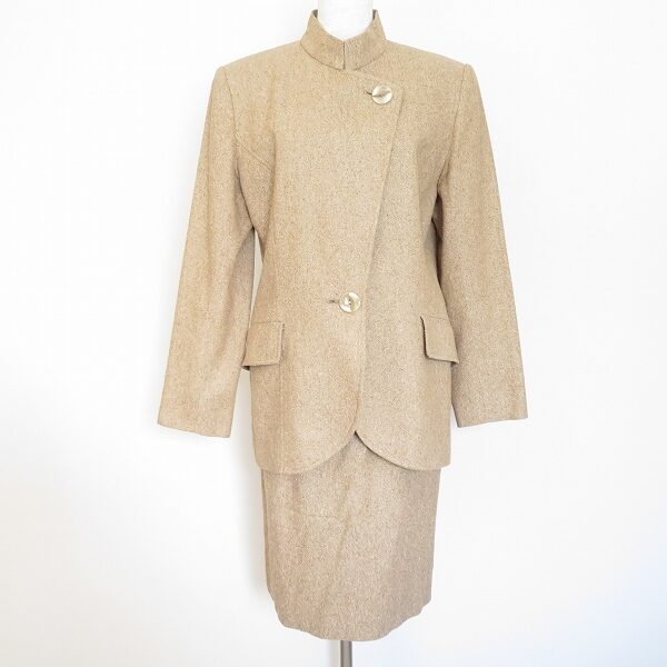 買取で人気のハナエモリのスーツを買取いたしました