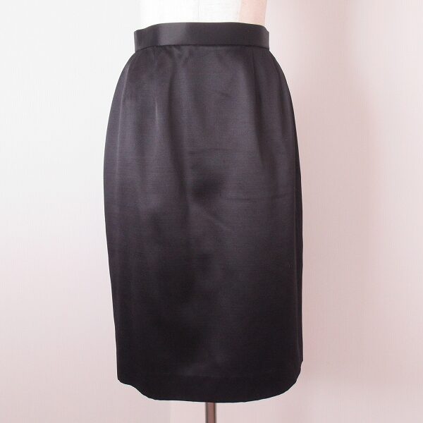 黒と光沢で上級欲張りコーデ!イネス 銀座マギーのスカートを買取しました
