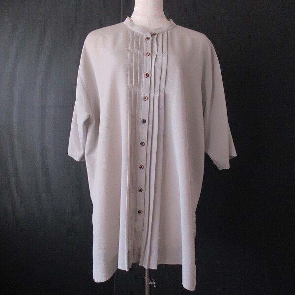 素材にこだわり、三年坂のブラウスを買取いたしました