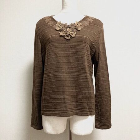 首周りの花モチーフがエレガントなレリアンのセーターを買取させて頂きました