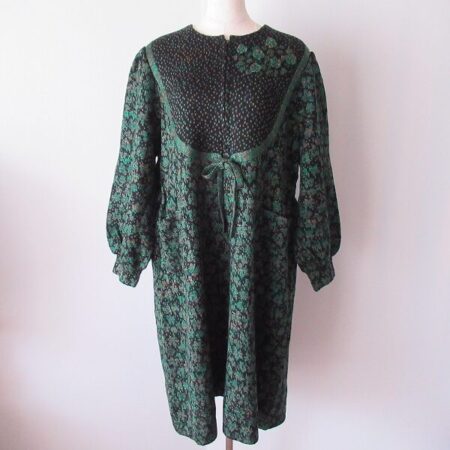 深みある花モチーフが素敵 斉藤都世子のワンピース