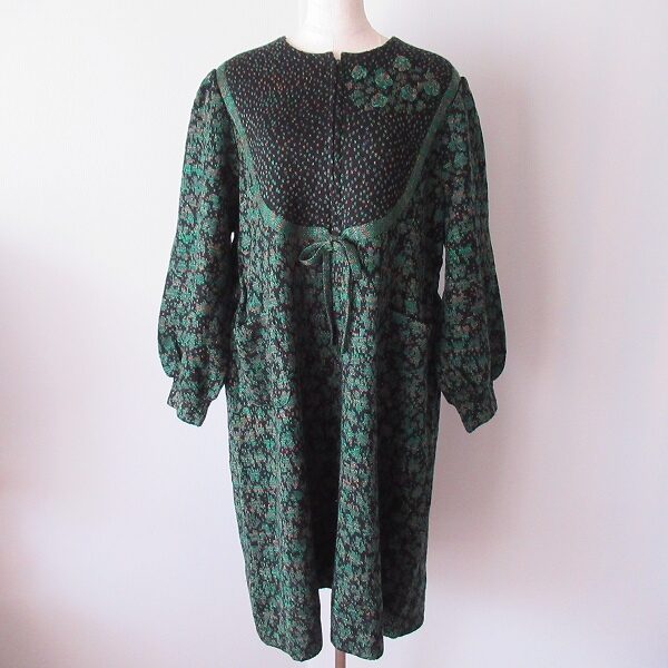 深みある花モチーフが素敵 斉藤都世子のワンピース