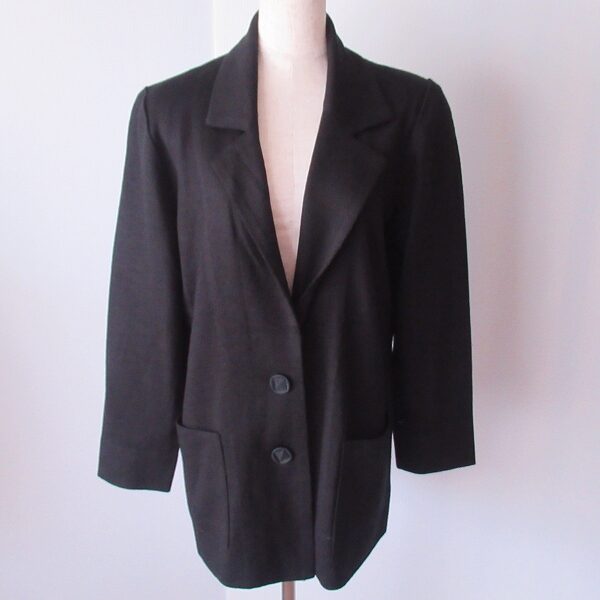 斉藤都世子のニット ジャケットを買取しました！暖かさを期待しつつ綺麗めに