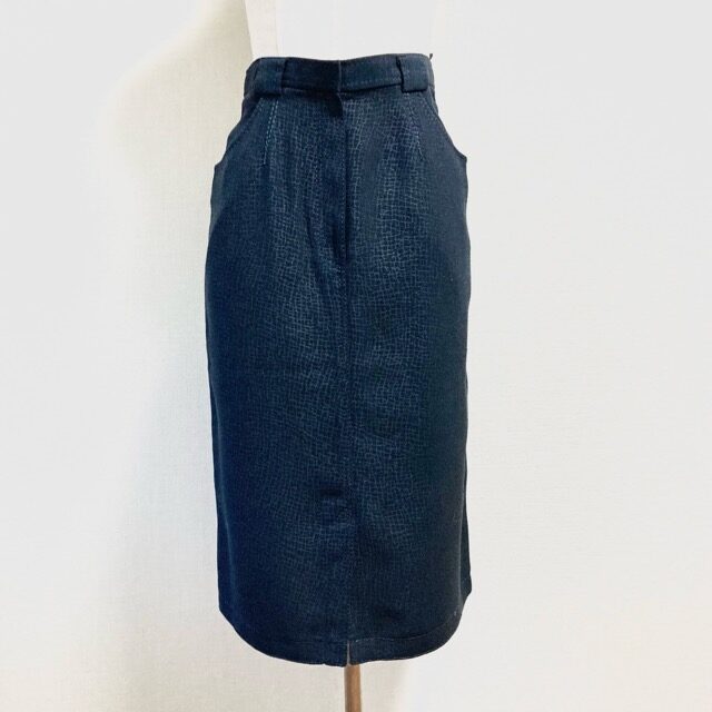 張り切りすぎていないデザインが嬉しい レリアンのスカートを買取しました