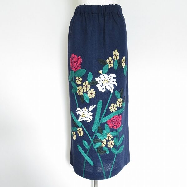 気持ちを高めてくれるお花が綺麗！斉藤都世子のスカートを買取しました