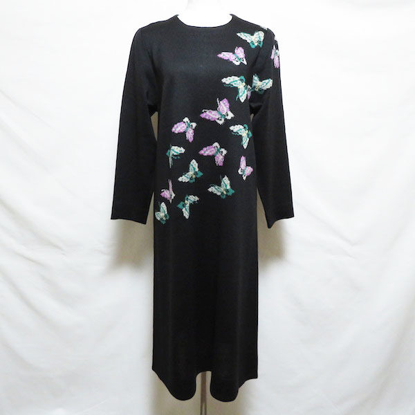 【斉藤都世子】今にも羽ばたいて行きそうな蝶が綺麗！ニットワンピースをお買取