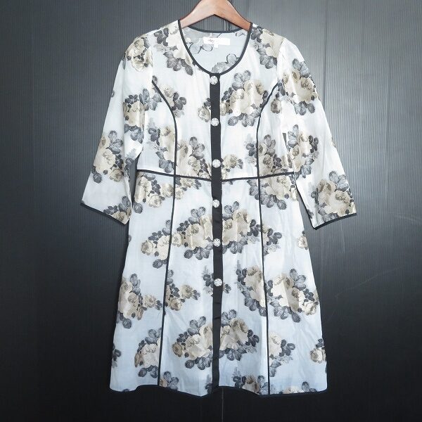 ほわんとした花柄に見とれる スーパービューティーのワンピースを買取しました