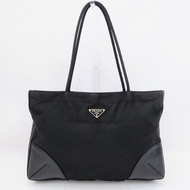 ナイロン素材で1年中持てる プラダのトートバッグを買取しました