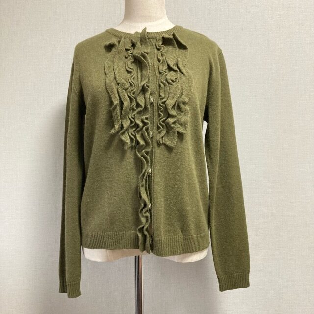 カーキとフリルのバランスが見事 キャラオクルスのニットを買取しました