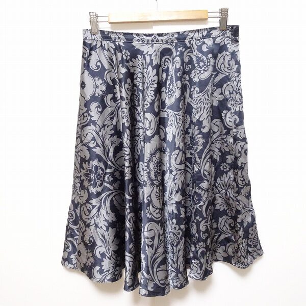 シルクの光沢とエレガントな花柄が素敵なヘルノのスカートを買取しました