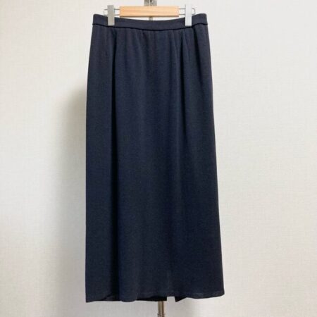麻のしっとり具合も感じさせる アトリエサガンのスカートを買取しました