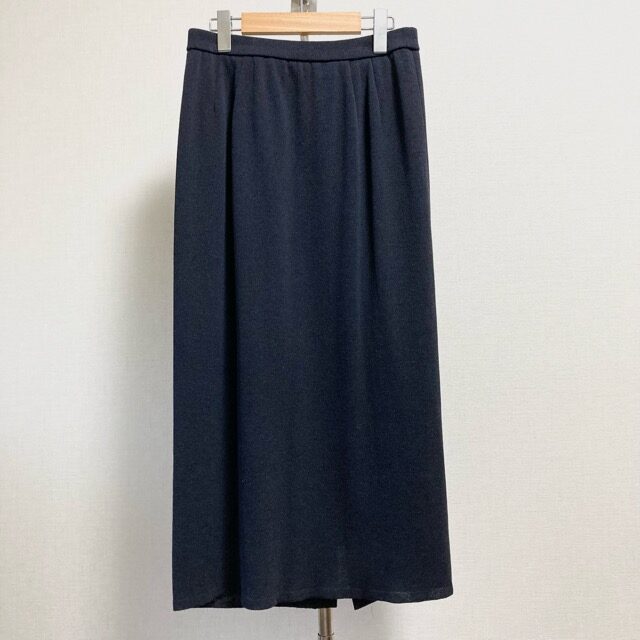 麻のしっとり具合も感じさせる アトリエサガンのスカートを買取しました