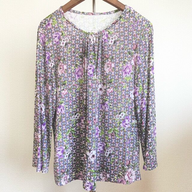 綺麗でまとまった花柄がポイント レリアンのカットソーを買取しました