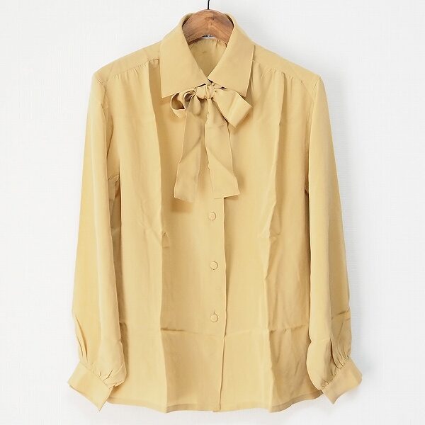 ベージュの落ち着き感で綺麗め女性の階段を上る クリスチャンディオールのシャツをお買取