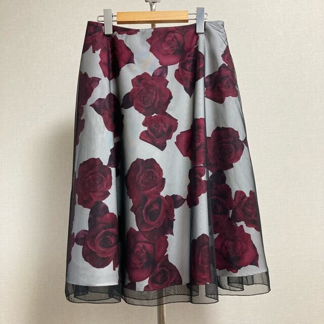 華美過ぎないバラにグッとくる エムズグレイシーのスカート