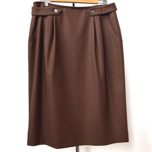 ブラウンとシュッとしたデザインが素敵|ヘルノのスカートを買取しました