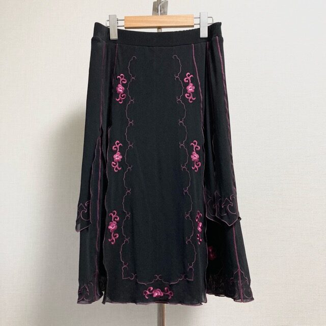 ヴィヴィアンタムのスカートを買取しました！刺繍の綺麗さにうっとり
