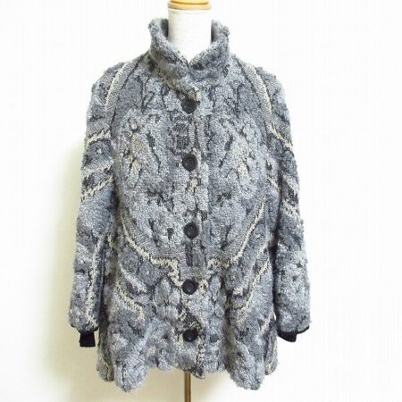 グレーとニットの程よいバランスが絶妙 コーザノストラのコート