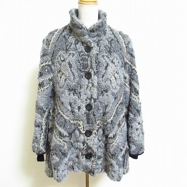 グレーとニットの程よいバランスが絶妙 コーザノストラのコート