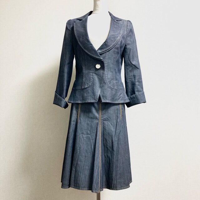 デニム具合が軽やか マダムジョコンダのスカートスーツを買取しました