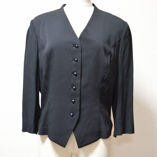 一年中安定した査定をいたします。ジュンアシダのブラウスを買取いたしました