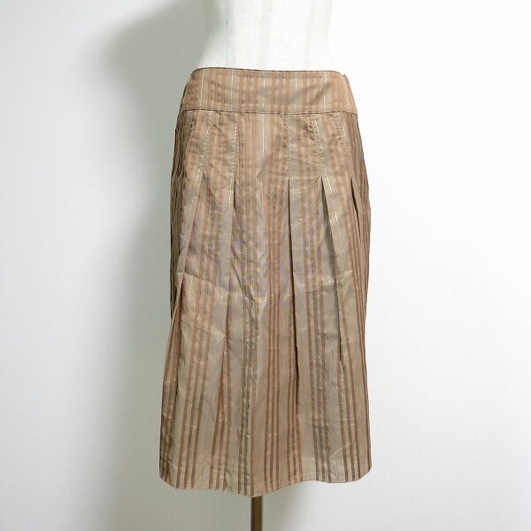 ヒロコビスのスカート|強すぎないストライプで好印象に