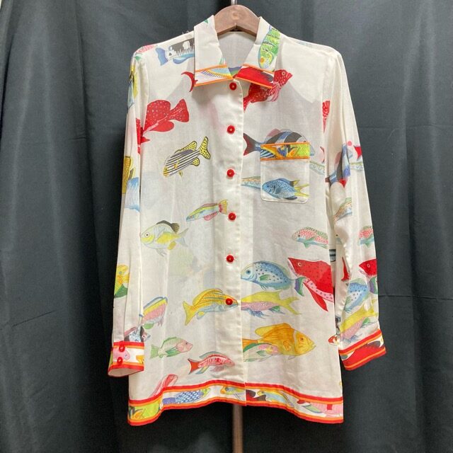 フィッシュ柄が斬新で新鮮｜レオナールのブラウスを買取しました