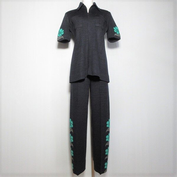 スリムなデザインが嬉しい 斉藤都世子のセットアップを買取しました