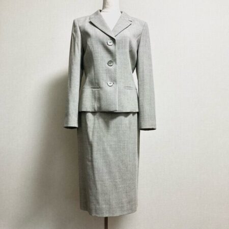 優美なグレーに惹かれる ジバンシィのスカートスーツを買取しました