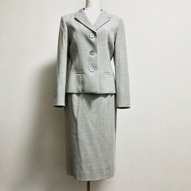 優美なグレーに惹かれる ジバンシィのスカートスーツを買取しました