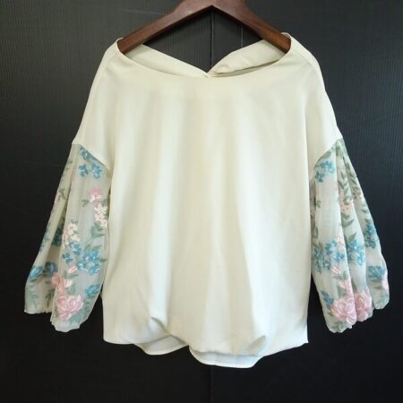 お袖のシースルー×花が可愛い ローズティアラのブラウスを買取しました