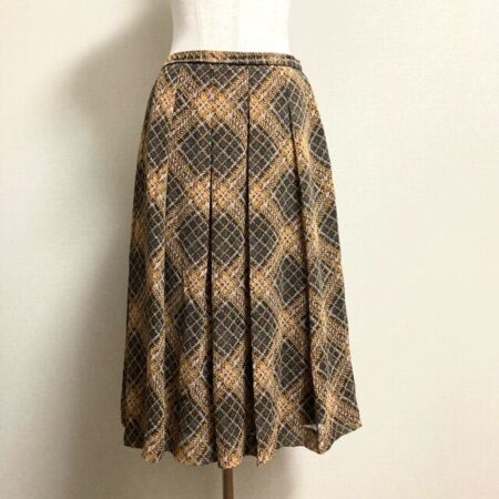 適度なインパクトを与えてくれる レリアンのスカートを買取しました