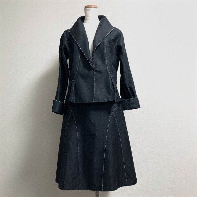 クラシカルに着られる ヒロコビスのスカートスーツを買取しました