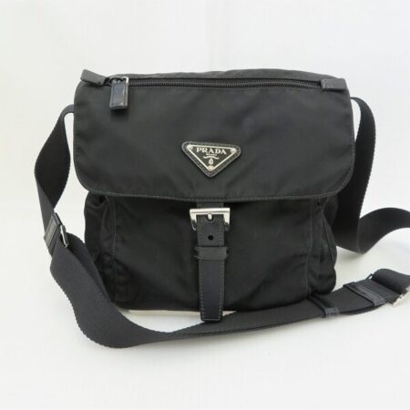 ユニセックスで持つにも最適 プラダのショルダーバッグを買取しました