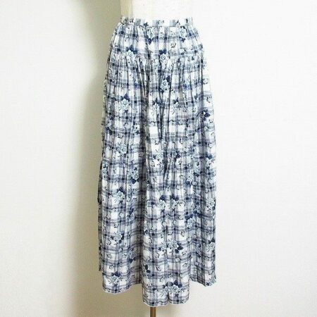 白×青の花柄が清らか ワンダフルワールドのスカートを買取しました