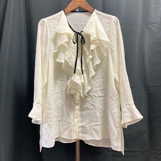 大きいフリルに見とれる ユキコハナイのブラウスを買取しました