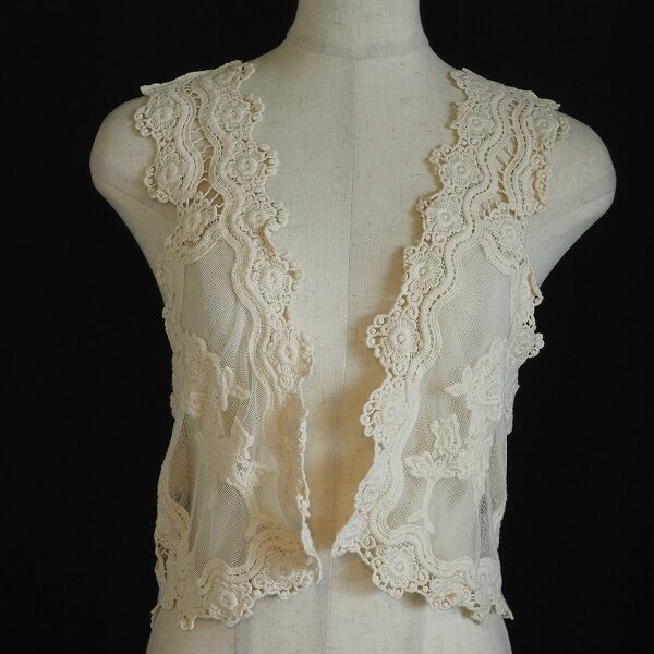 レースが綺麗なピンクハウスのジレを買取しました