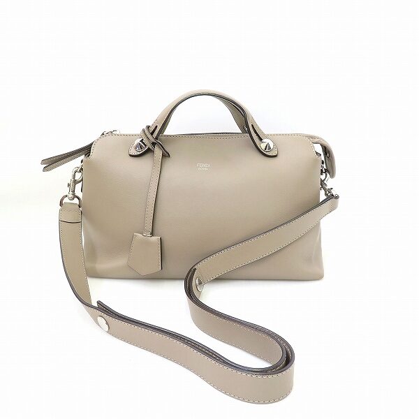 細長くカッコいデザインで持ちやすい フェンディのショルダーバッグを買取しました