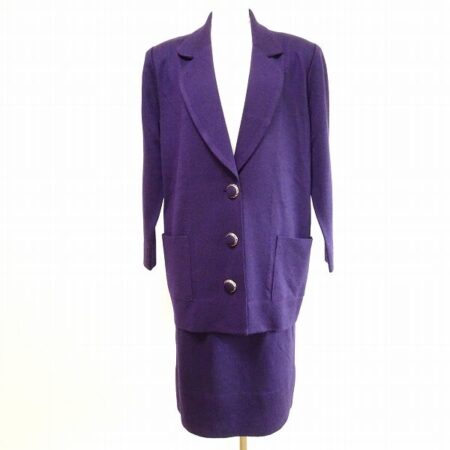 強すぎない紫で上品女性に 斉藤都世子のスカートスーツを買取しました