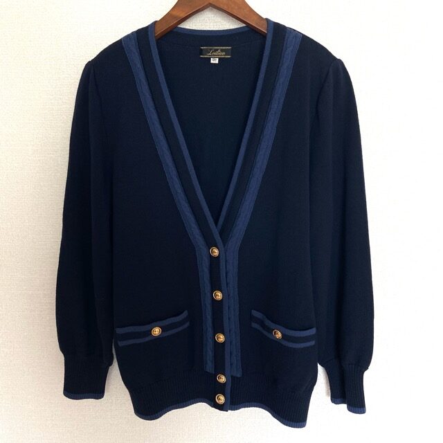 レリアンのカーディガンを買取しました!紺と金ボタンが煌びやか