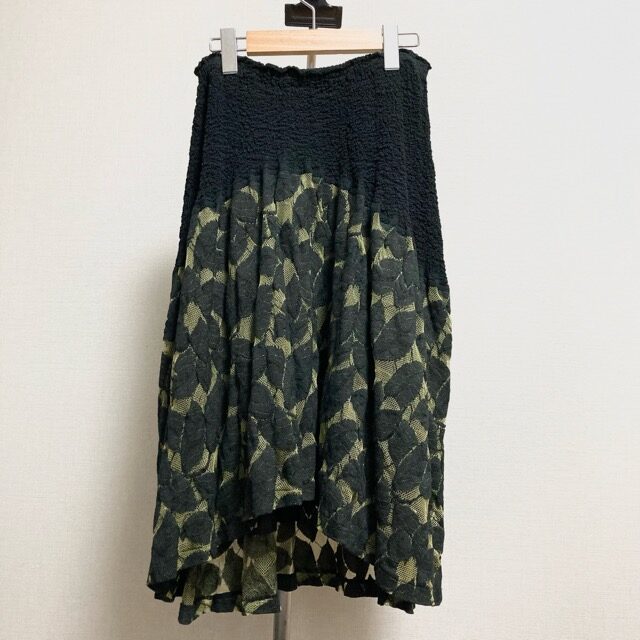 ミーイッセイミヤケのスカートを買取しました!黒とカーキのバランスが絶妙