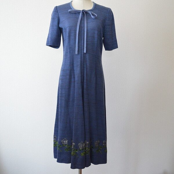 青の冷静さと可愛いリボンがマッチ！斉藤都世子のワンピースを買取しました